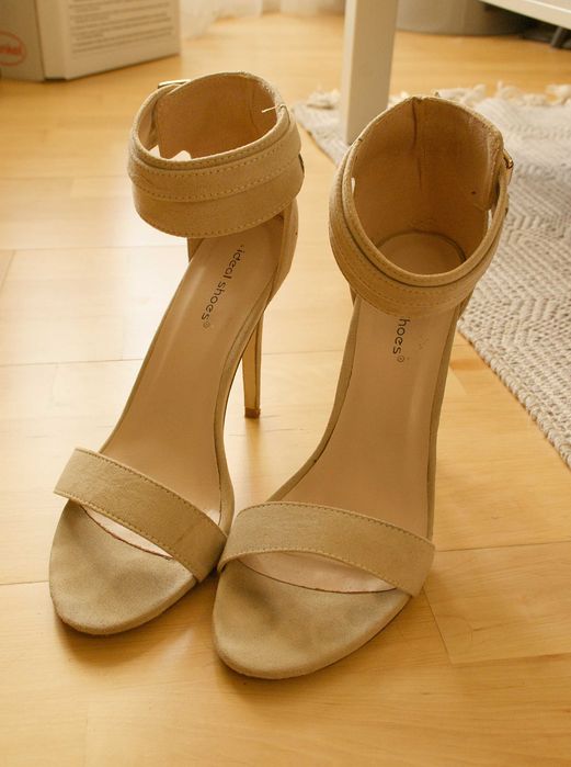 Elegancki sandały szpilki beżowe jak nowe rozmiar 40