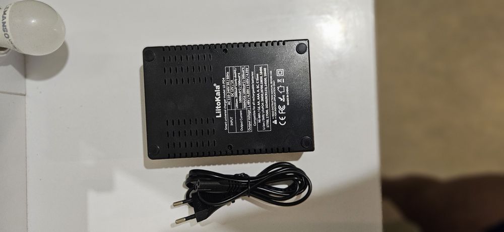 Продам зарядное устройство Litokala Lii PD4