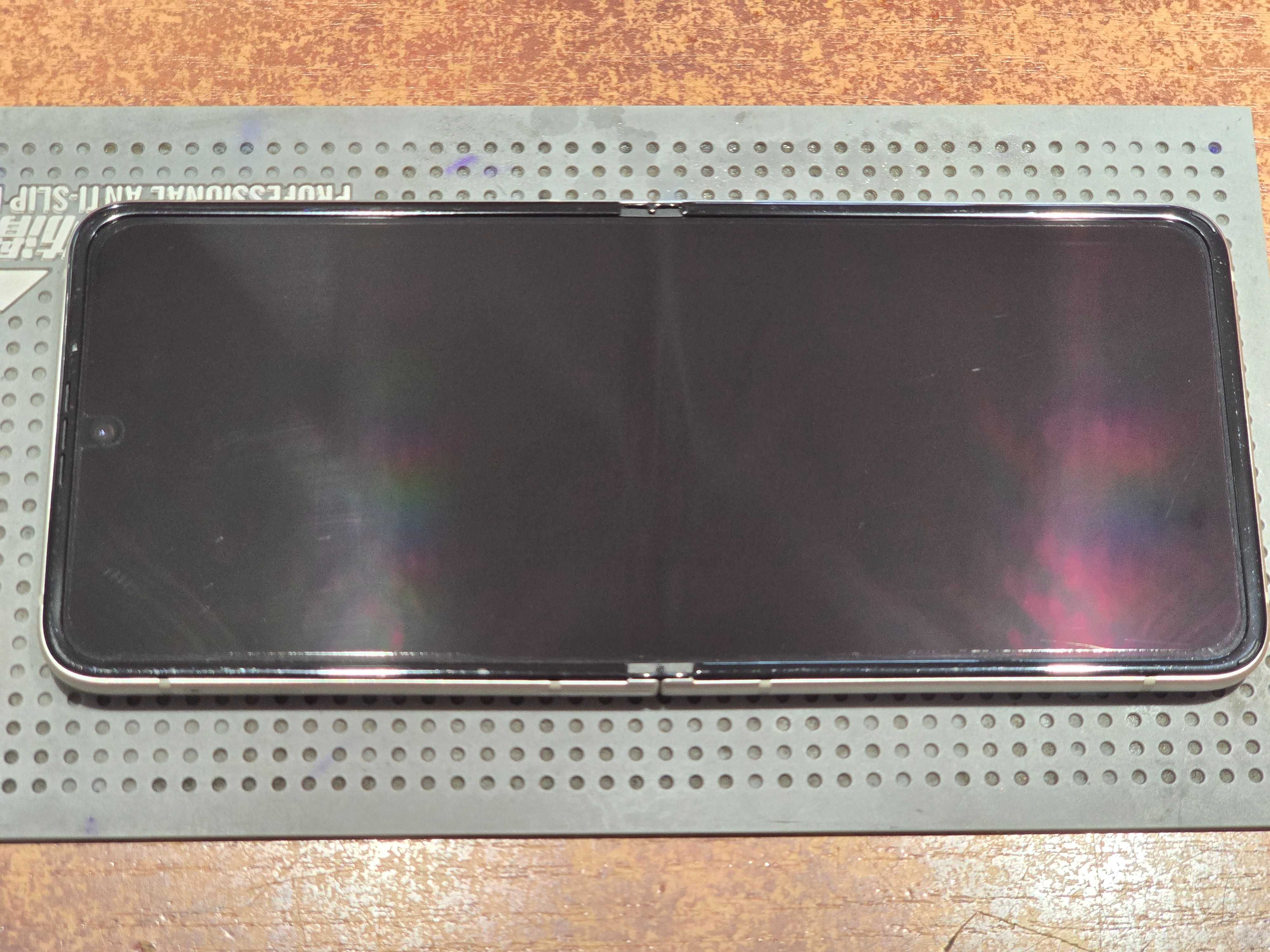 Używany - Samsung Galaxy Z Flip 3 5G 128GB Kremowy - GSM Baranowo