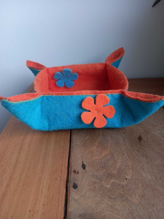 Despeja bolsos laranja e turquesa