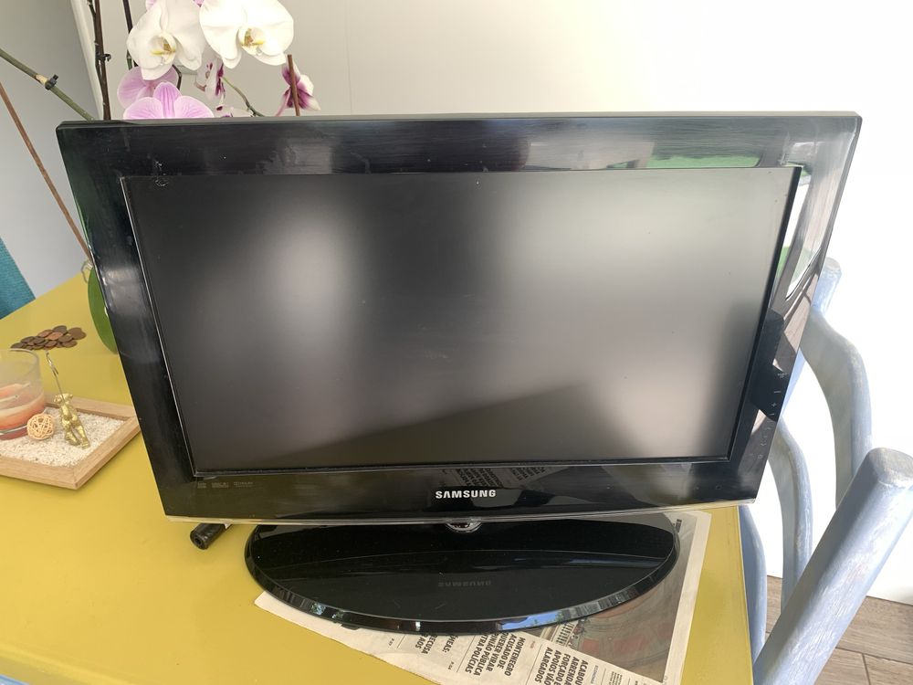 Televisao pequena samsung com avaria