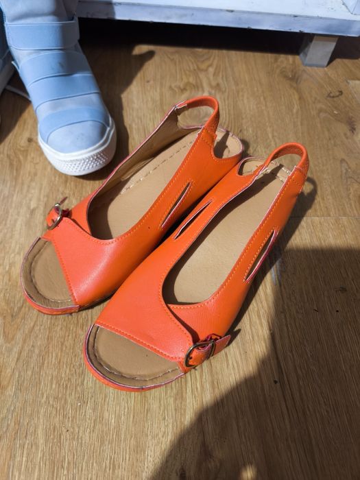 Buty na małym koturnie