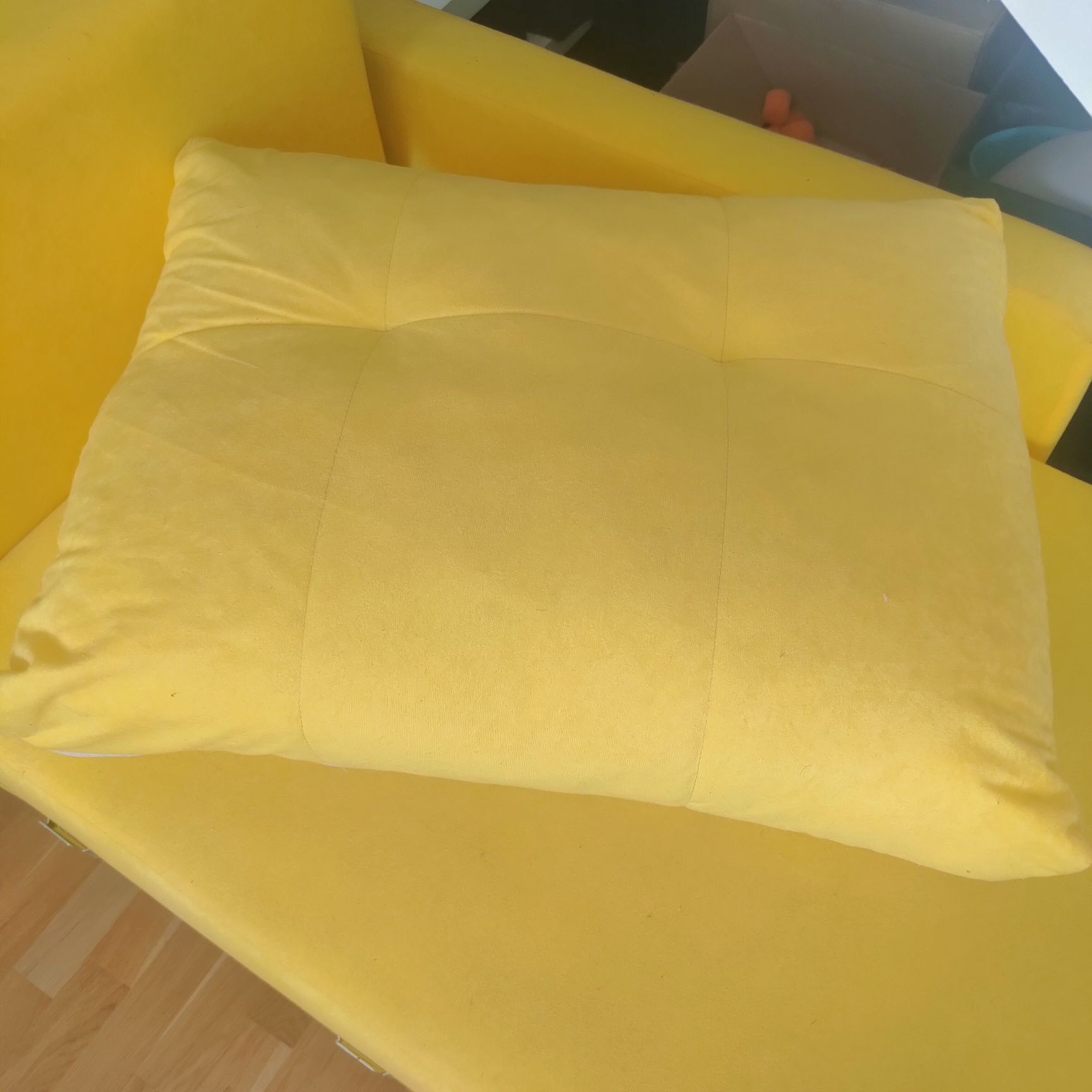 Żółty fotel, lezanka