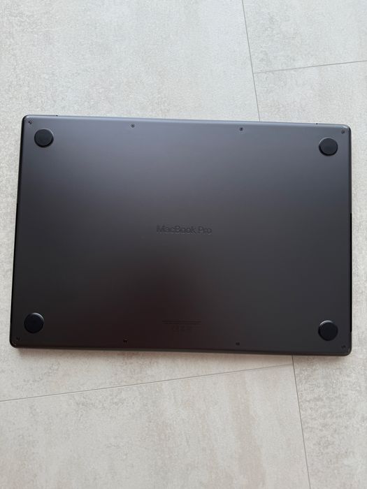 Оригінал  Macbook Pro 16 Apple M3 Pro 18 gb Ram 512 ssd Black MRW13