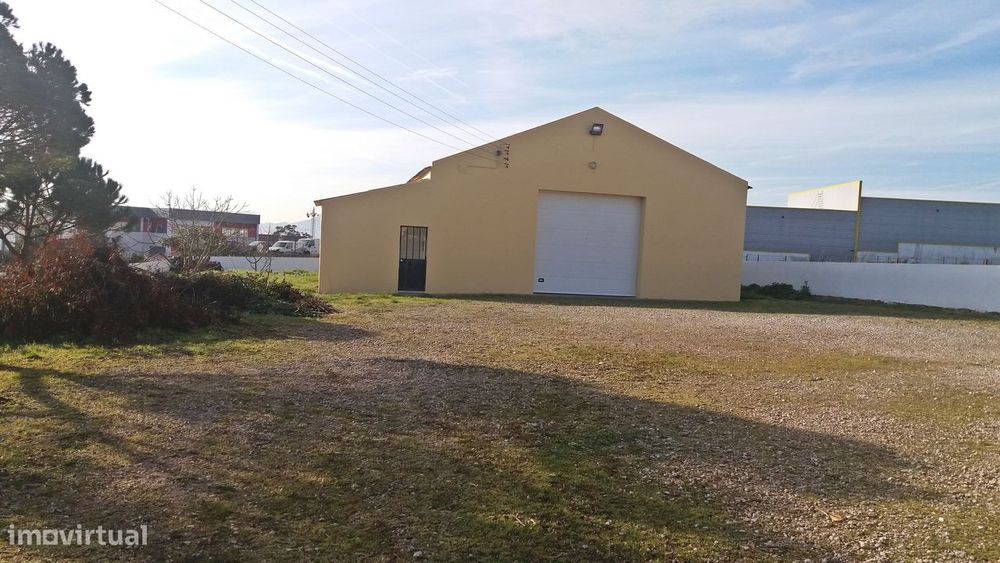 Magnifica propriedade constituída por armazém e moradia bi-familiar.