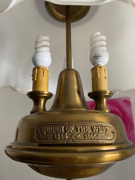 Vende-se 2 candeeiros  em ótimas condições.