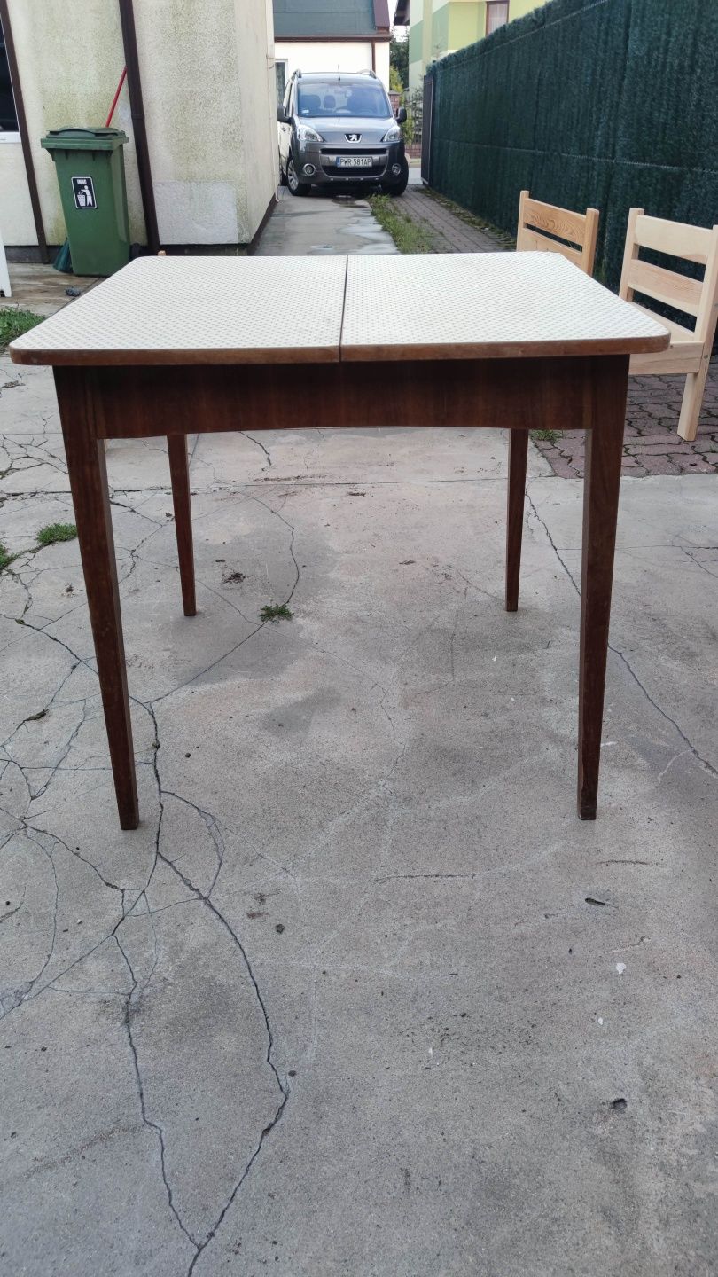 Stół PRL drewniany 80x80, rozkładany, nietuzinkowy