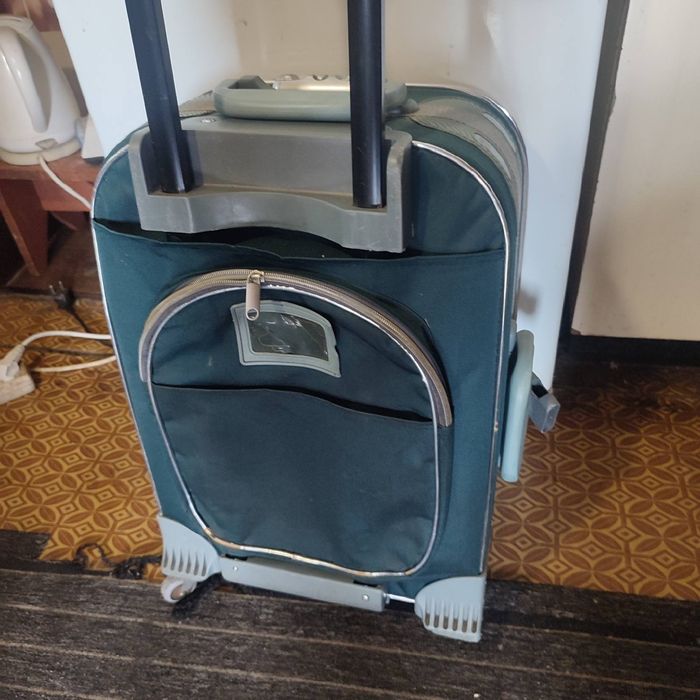 Продам чемодан дорожный