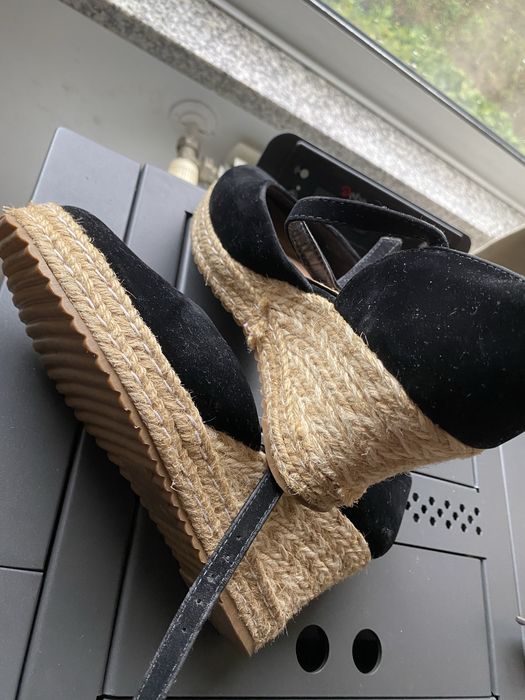 Venda 2 artigos, calçados em bom estado