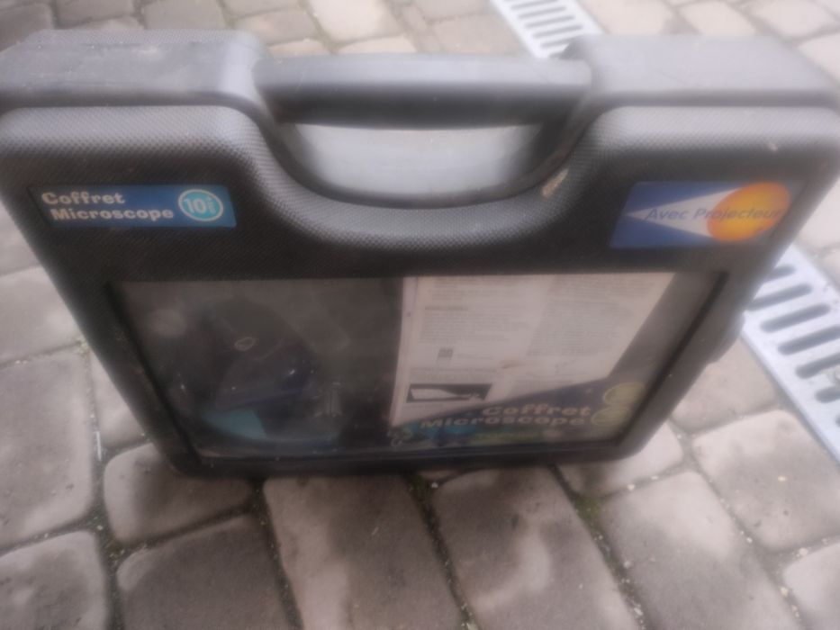 Mikroskop w walizce