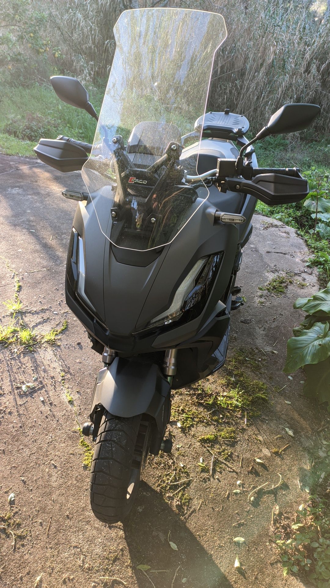 Honda ADV 350 de 03/2023, com muitos extras, em excelente estado