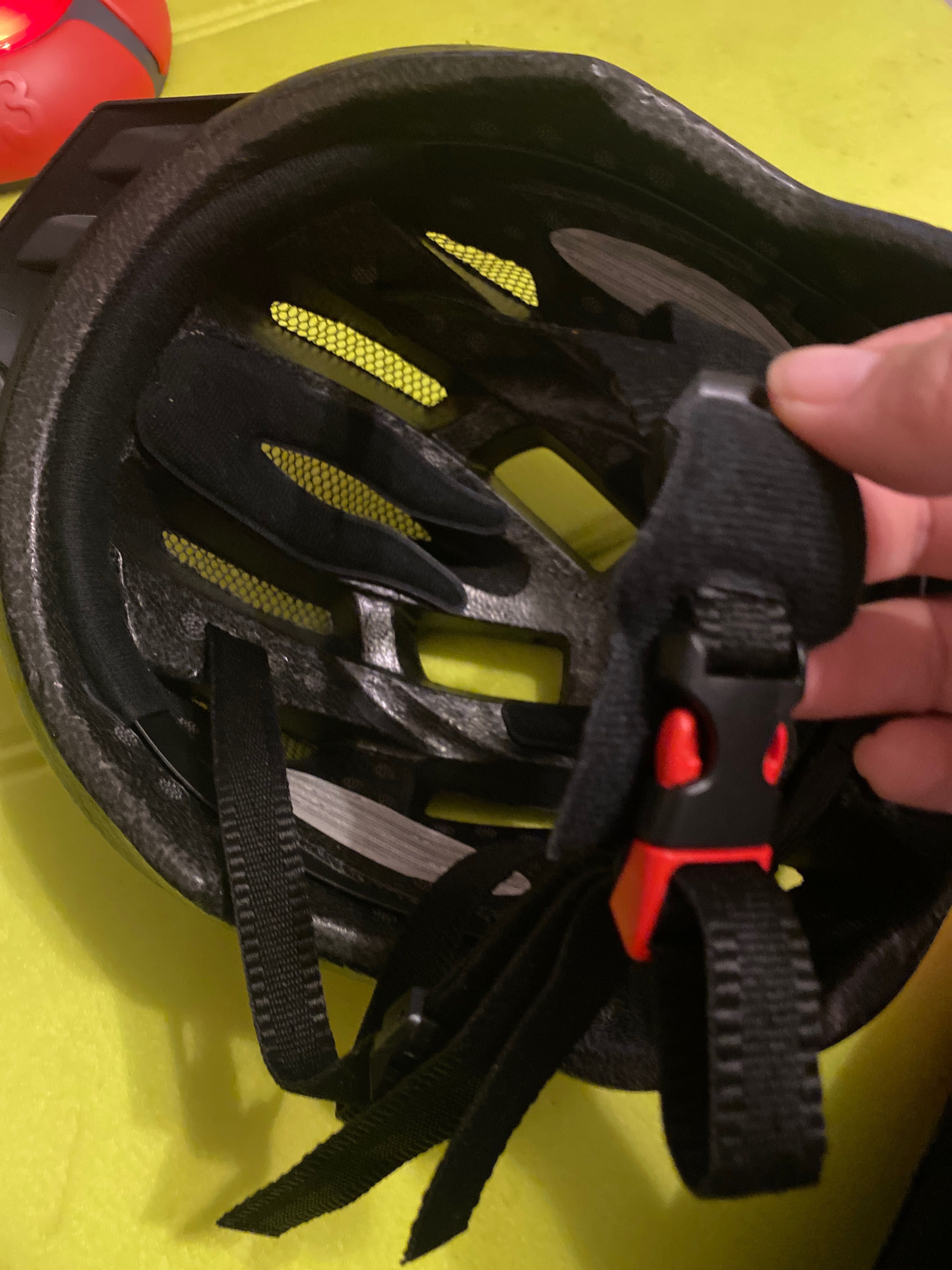Kask rowerowy z wbudowanym światełkiem