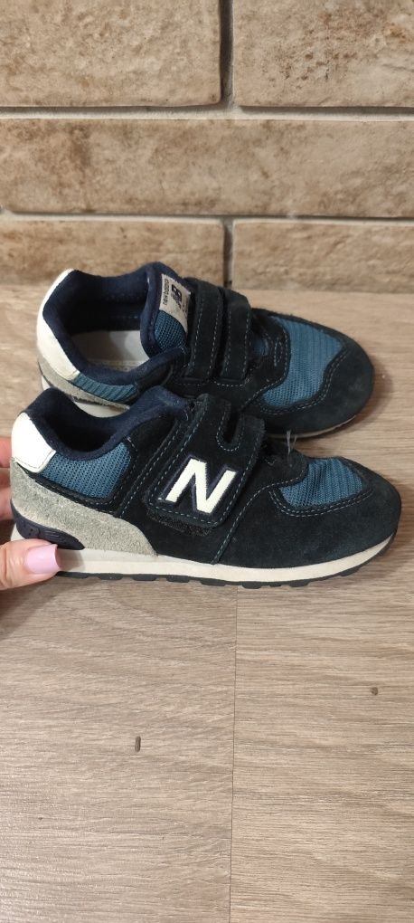 Дитячі кросівки на хлопчика new balance 27.5 розміру в гарному станіі