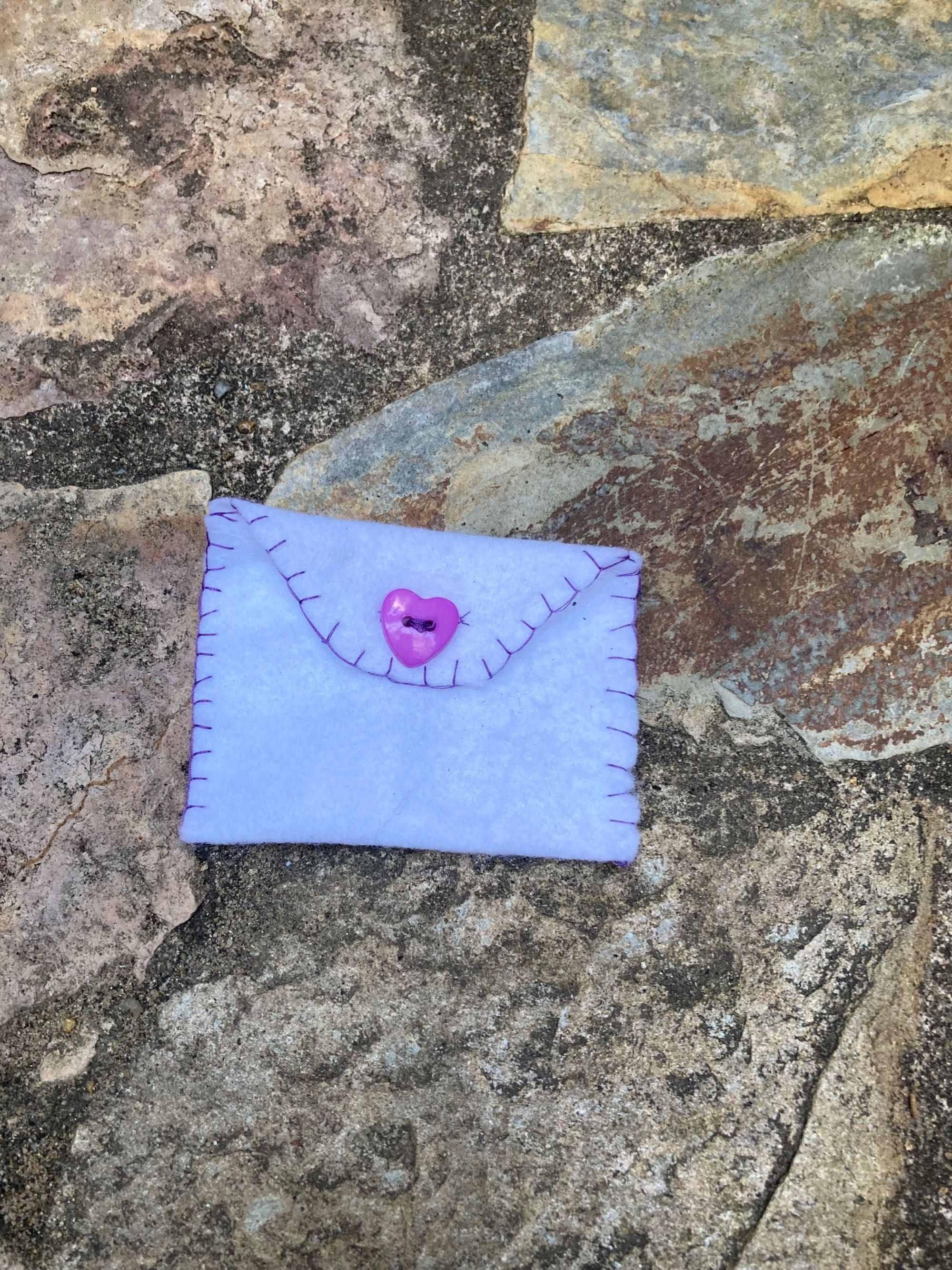 bolsas de Feltro brancas com botões feitas à mão