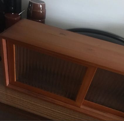 Pequeno móvel expositor com portas em vidro