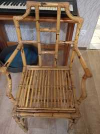 Krzesło bambusowe w bdb stanie z futerkiem i poduszka (2 zdj)