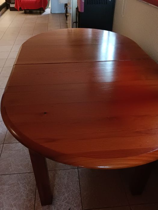 Mesa oval de madeira extensível