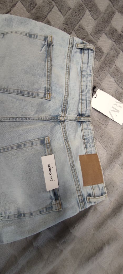 Zara jeans o kroju skinny fit z rozdarciami rozmiar 44