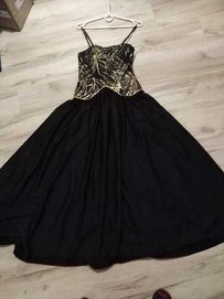 czarna suknia na ramiączkach ze złotymi zdobieniami