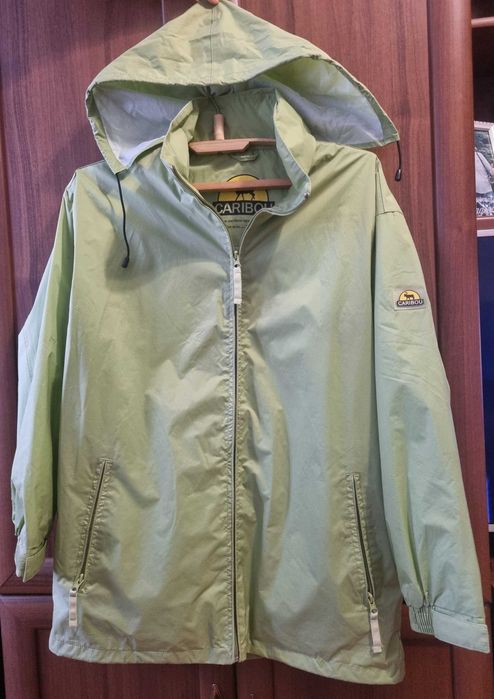Куртка бренду CARIBOU з, щільної плащової  тканини.