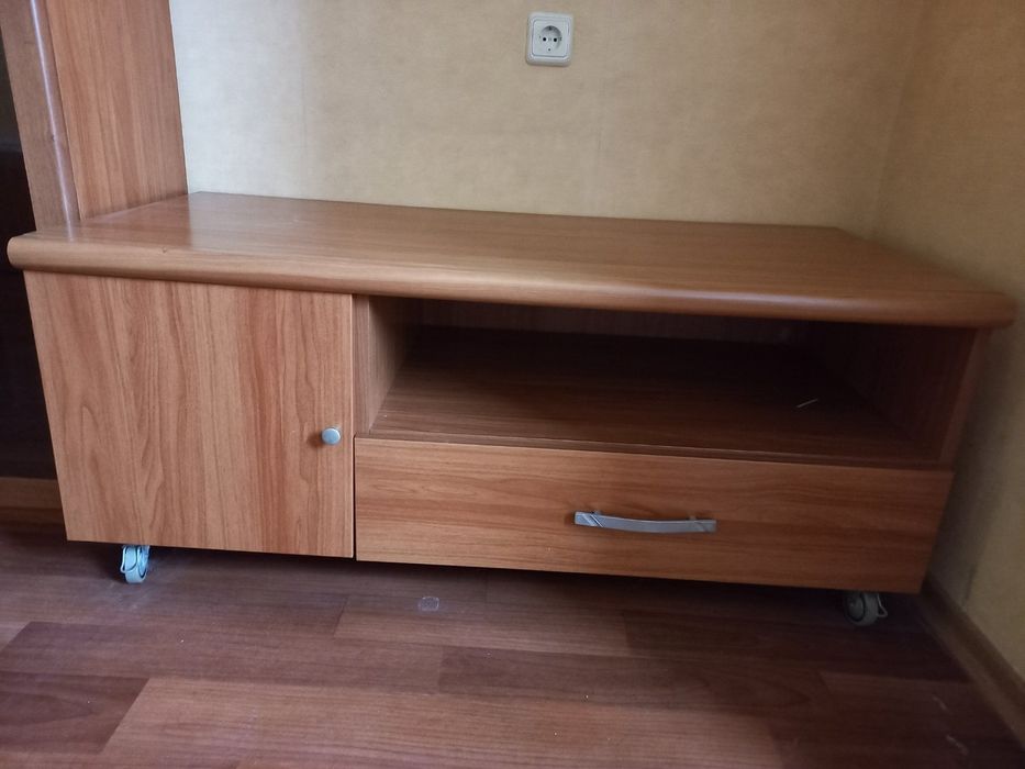 Продам мебель стенка,комод, трюмо,