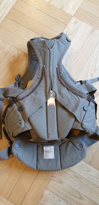 Stokke Nosidełko My Carrier Brown + Śliniak do nosidełka