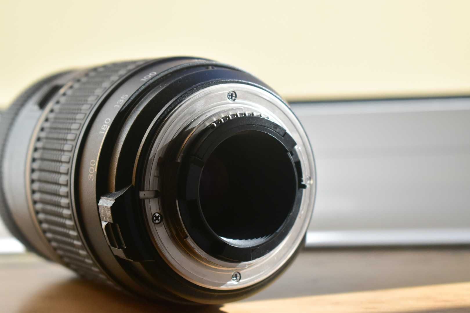 Tamron 70-300mm f/4-5.6 para Nikon (FX/DX) – Ótimo Estado