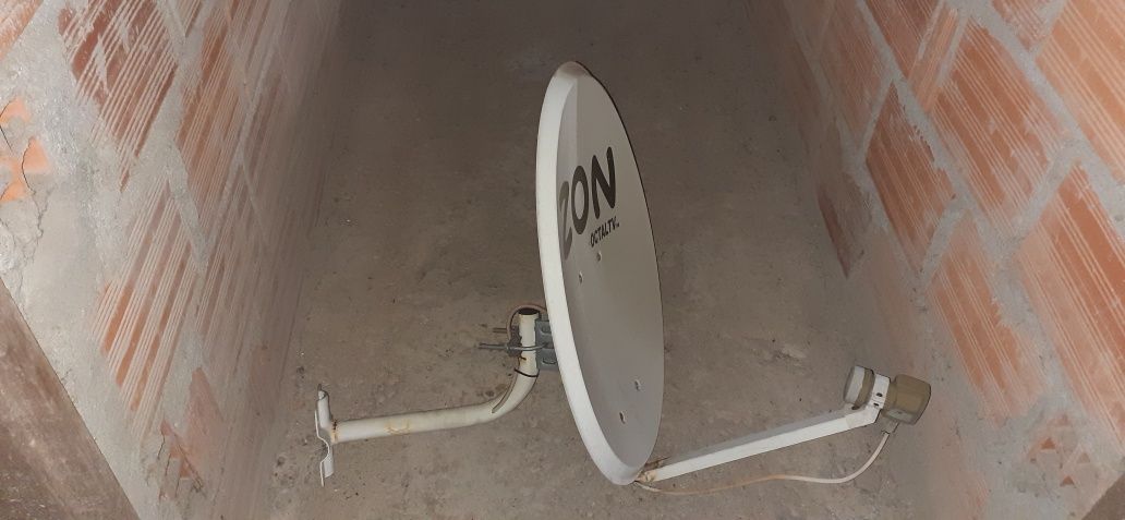 Antena parabólica com cabeça e suporte