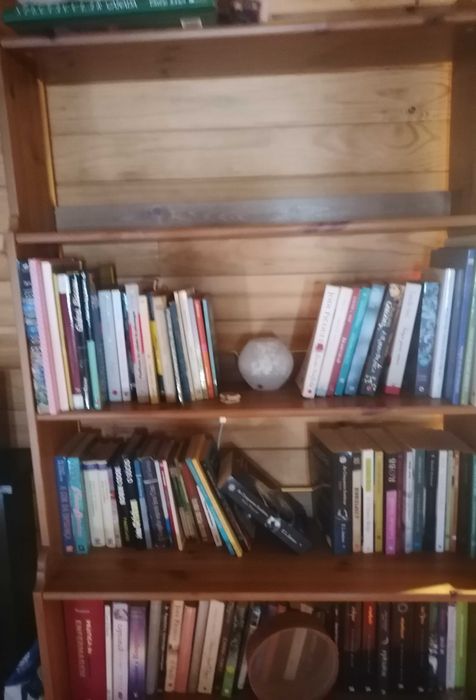 Estante em madeira da marca ikea