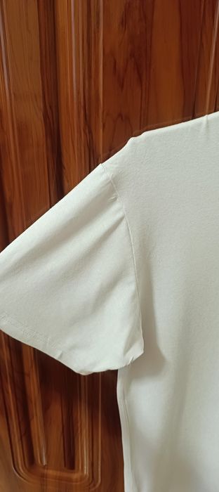 Базова біла футболка