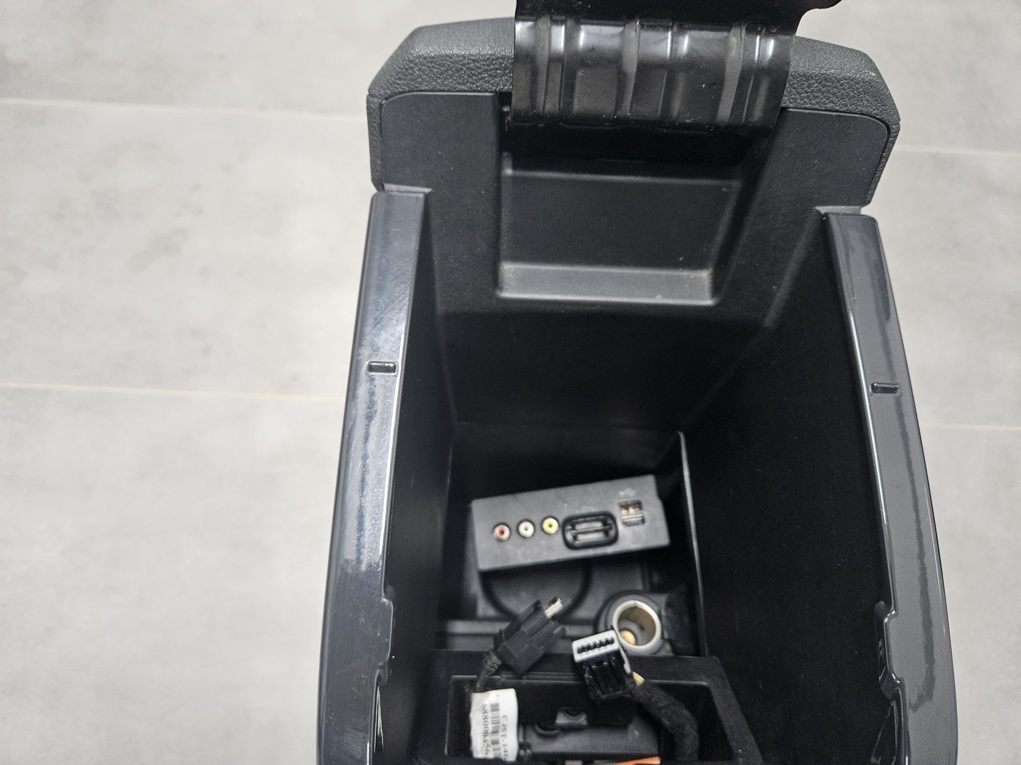 Tunel środkowy ford kuga escape 2012 - 2016