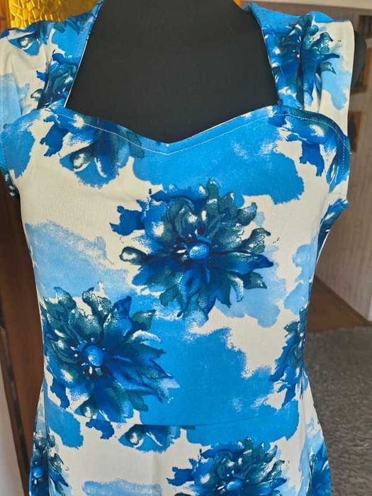 Biało niebieska sukienka kwiaty bez ramion