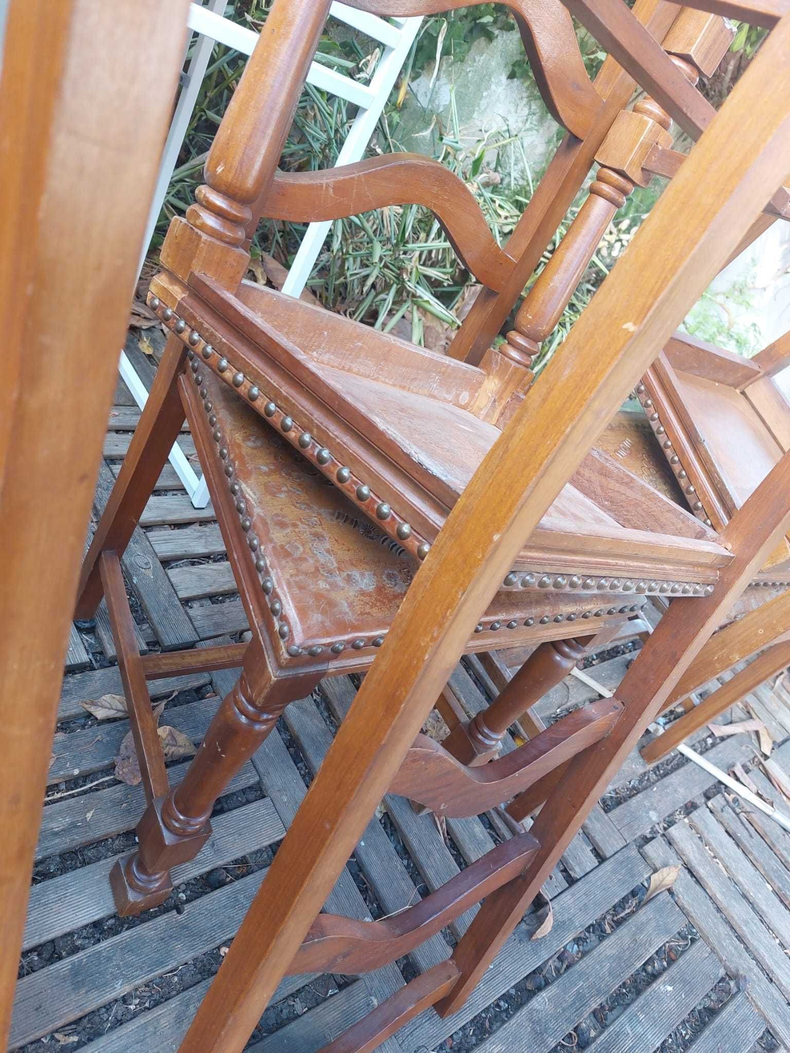 Cadeiras de refeição em madeira para restauro