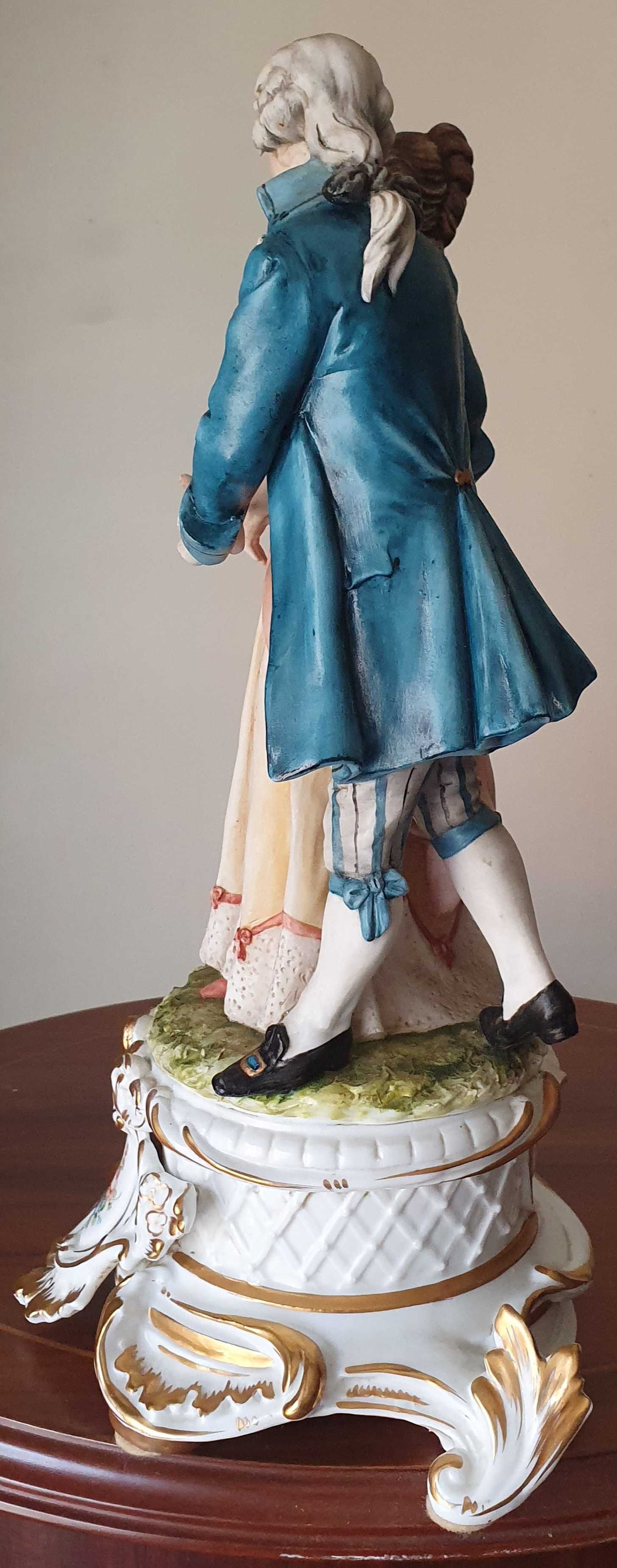 Estatueta de porcelana da marca Tiche.