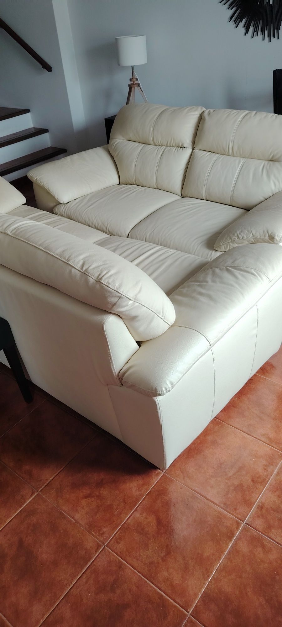 Sofá em pele beje