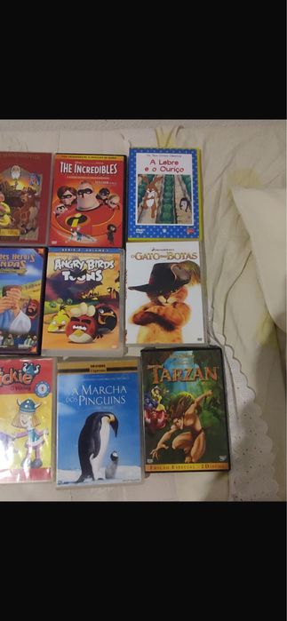 Lote se 42 DVDs infantis e jivenis