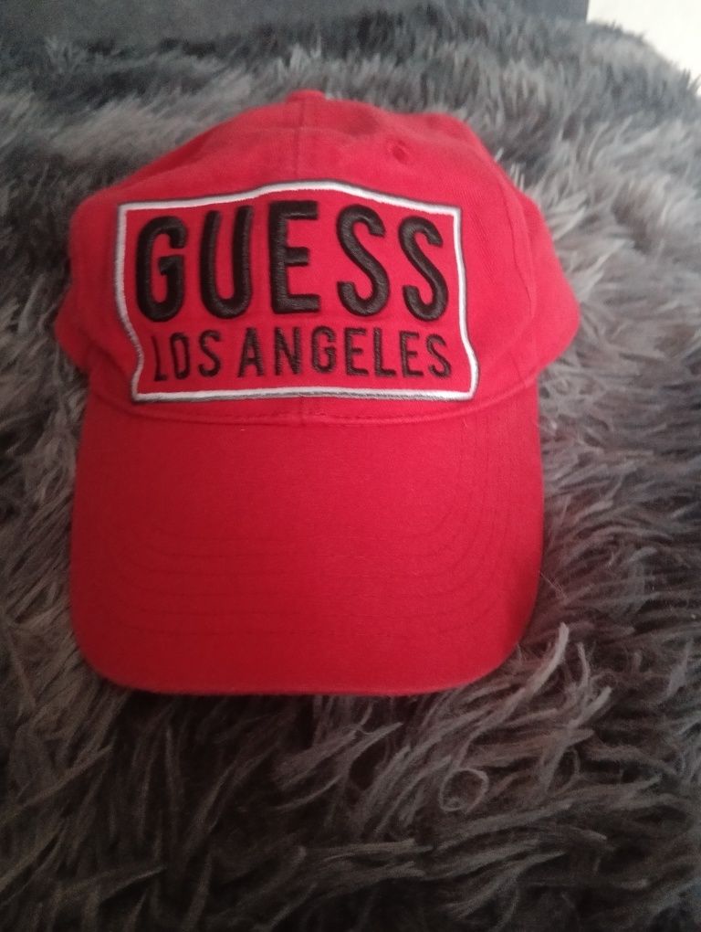 Продам бейсболку Guess