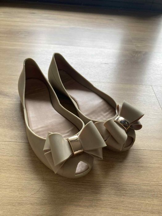 Baleriny buty melisski beżowe z kokardką gumowe Mohito r. 38