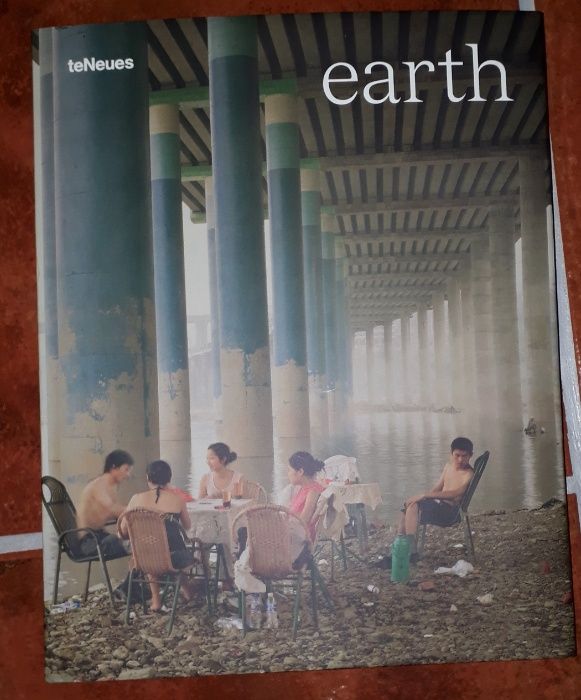 Livro Earth (Photography) - Prix Pictet (Novo)