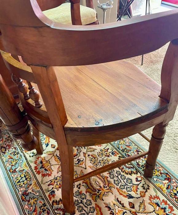 Cadeira de barbeiro antiga em madeira com suporte de cabeça original