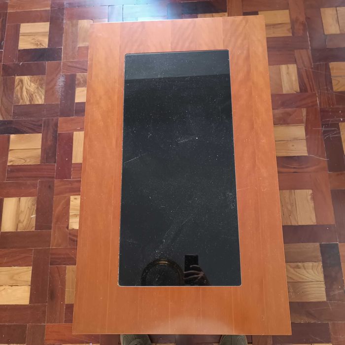 Mesa de centro em madeira maciça e vidro