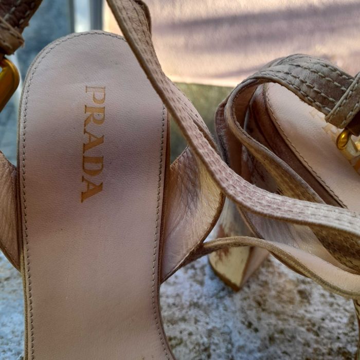 Sandália de plataforma marca Prada