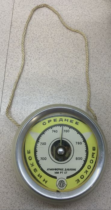 Барометр настінний