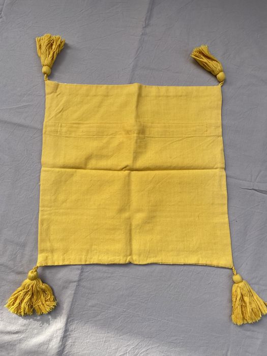 Poszewka ozdobna na poduszkę z frędzlami.