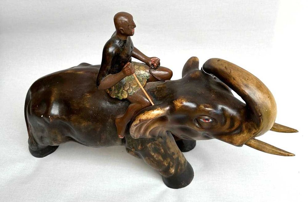 Elefante da sorte. Peça em porcelana antiga
