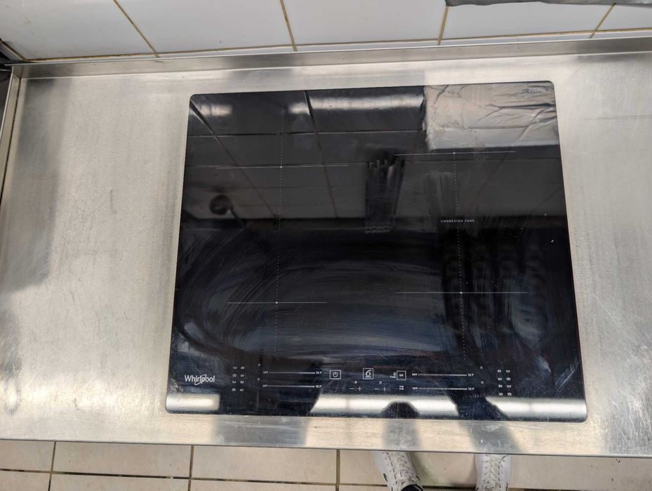 Stół nierdzewny z dwiema płytami indukcyjnymi