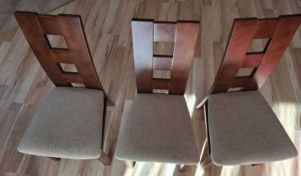 stół z krzesłami, komoda, szafka