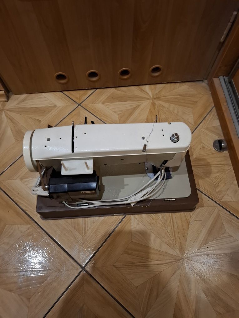 Maszyna do szycia PREDOM 451