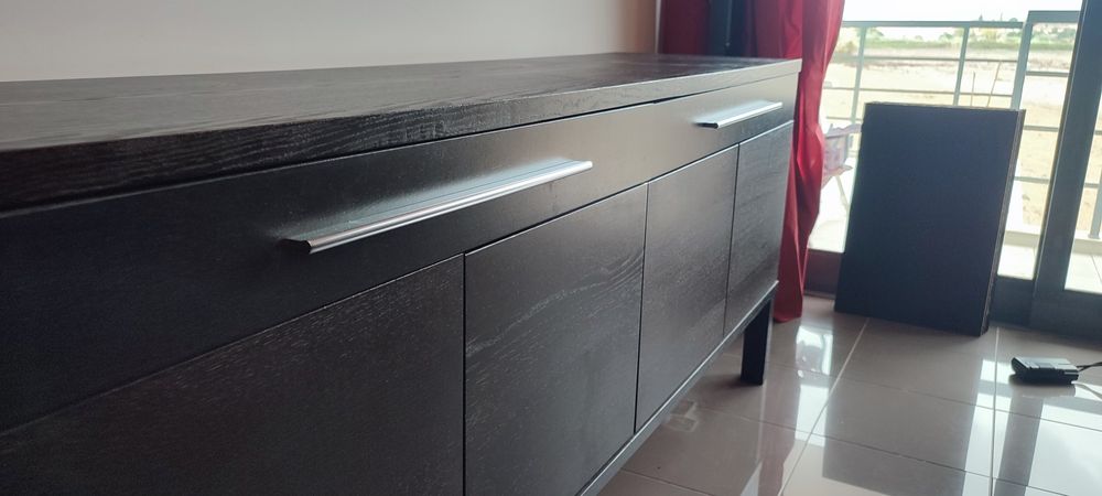 Aparador IKEA Bjursta