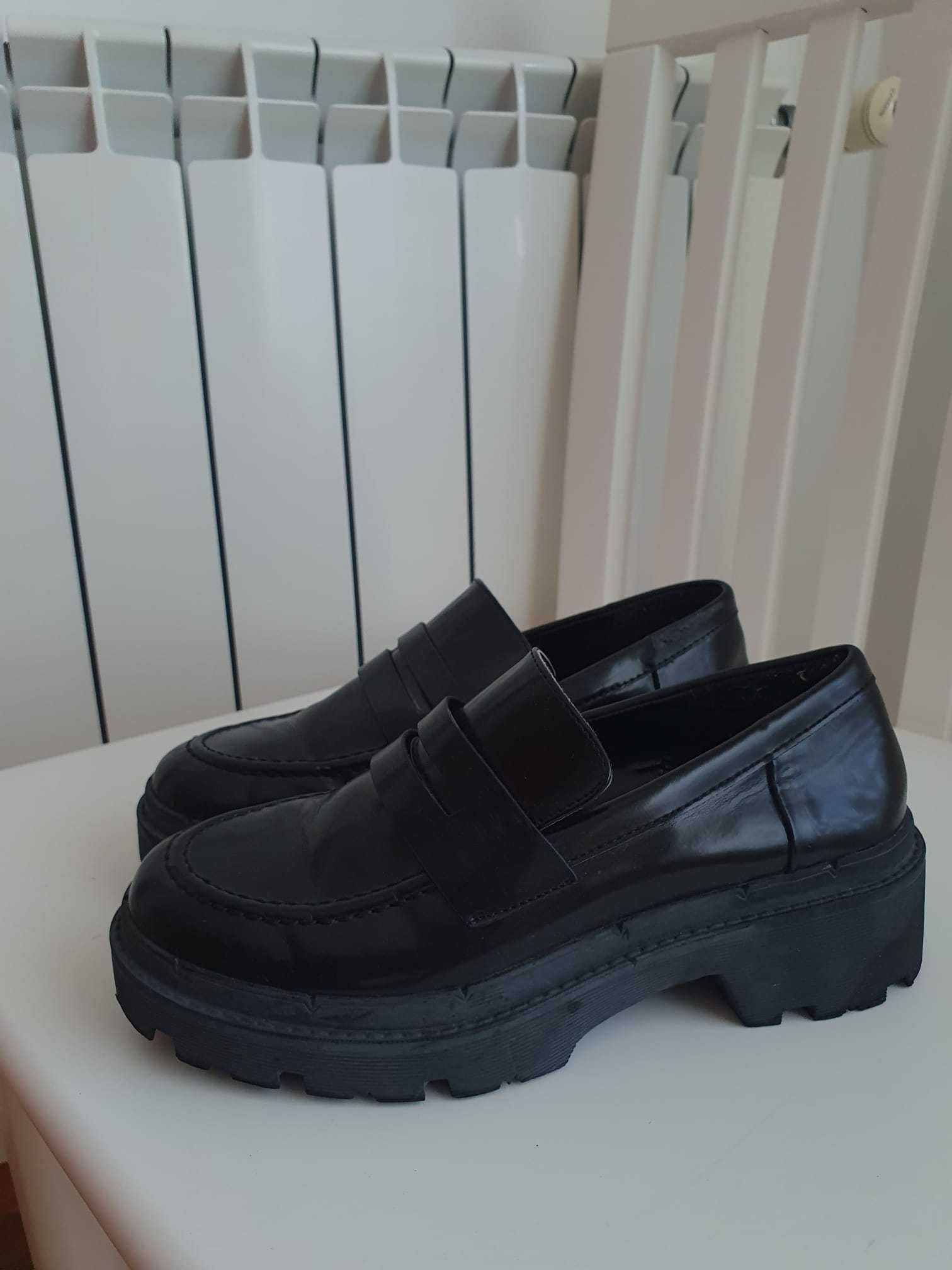 sapatos pretos de plataforma